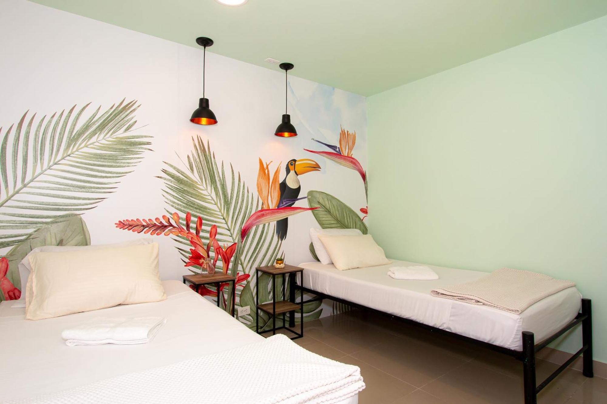 Parceros Med Hostel Medellin Bagian luar foto