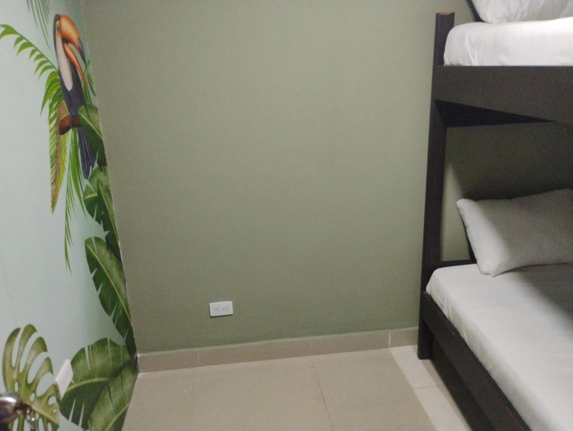 Parceros Med Hostel Medellin Bagian luar foto