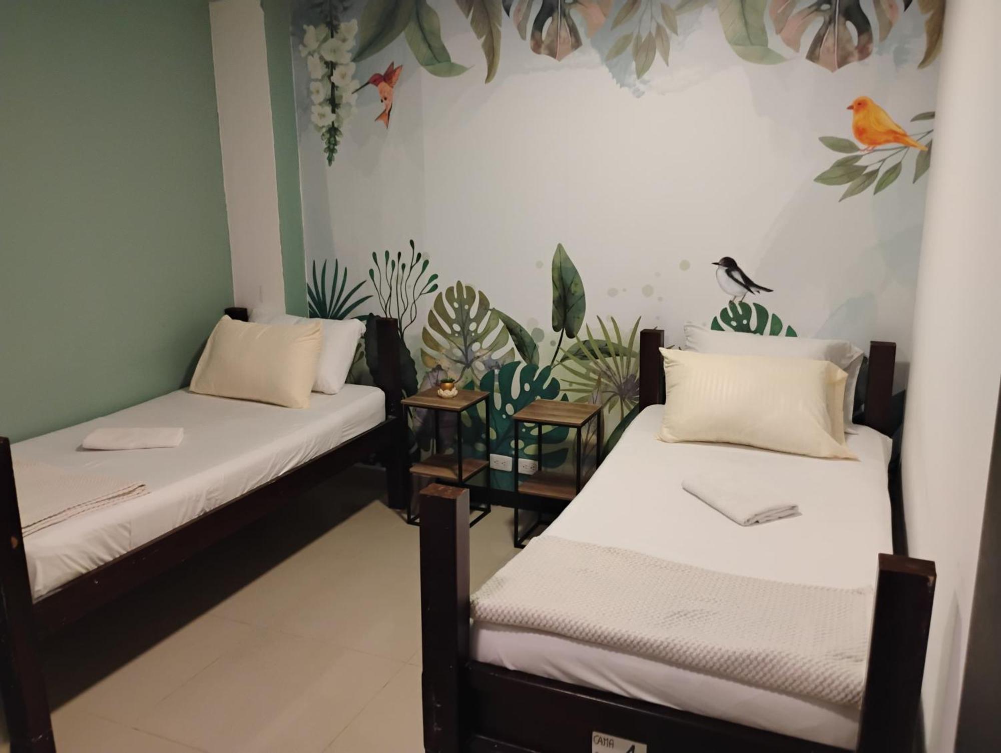 Parceros Med Hostel Medellin Bagian luar foto
