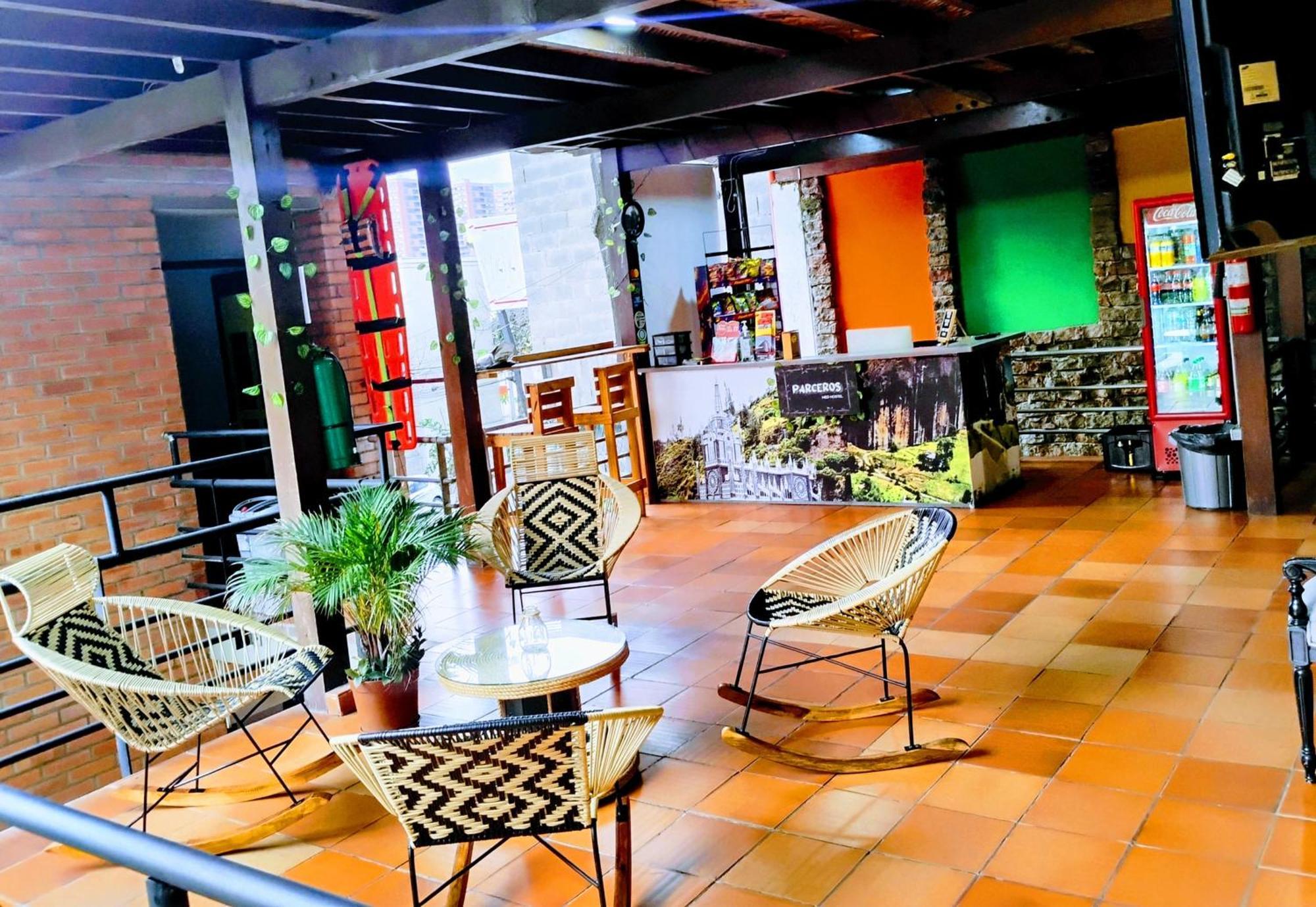 Parceros Med Hostel Medellin Bagian luar foto