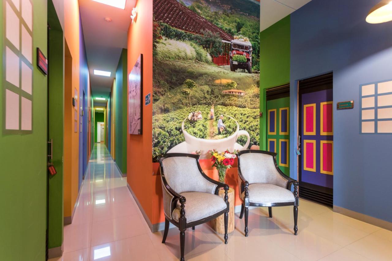 Parceros Med Hostel Medellin Bagian luar foto